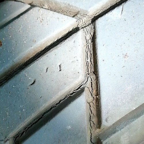 Poröse Reifen am Elektrorollstuhl